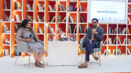 ملك الرومانسية يروي تجربته الإبداعية بمعرض الشارقة الدولي للكتاب