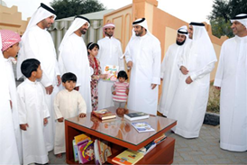 توزيع المكتبات على أهالي منطقة نزوى التابعة لإمارة الشارقة وذلك ضمن مشروع 
