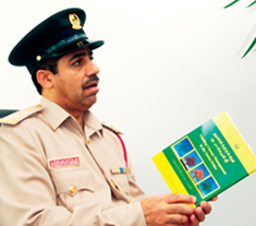 تخصيص ريع بيع كتاب «قيادة إدارة التغيير في شرطة دبي» لمؤلفه النقيب علي عبدالله المطبونة، إلى مؤسسة الهلال الأحمر في الدولة