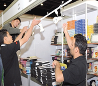 تميز اليوم الثاني من معرض أبوظبي الدولي للكتاب، بإغلاق إحدى دور النشر بسبب قرصنتها لعدد من الأقراص المدمجة