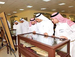 المعرض التاريخي الذي نظمه مركز سعود البابطين الخيري للتراث والثقافة في جامعة الشارقة