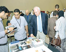 معرض الكتاب الذي يقام في حديقة سيدي بوخبزة وسط مدينة أصيلة