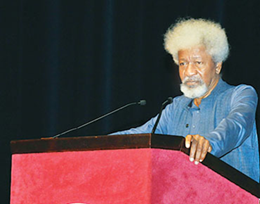 أول إفريقي يفوز بجائزة نوبل للآداب، في محاضرة عامة في الجامعة الأمريكية في الشارقة