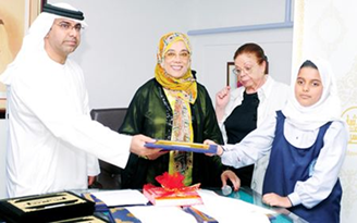 نظم رواق عوشة بنت حسين الثقافي، في مقره بدبي احتفالا خاصا بتوزيع الجوائز والشهادات على الطلبة الفائزين والمشاركين في «جائزة البحث والقصة القصيرة»،