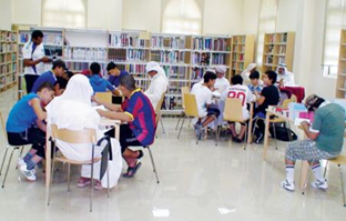 نظم نادي الذيد الثقافي الرياضي وضمن فعاليات البرنامج الصيفي زيارة لثلاثين مشاركاً إلى مكتبة الذيد العامة