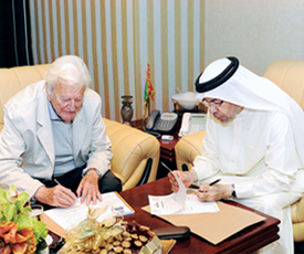 أبرم المركز الثقافي الإعلامي لسمو الشيخ سلطان بن زايد آل نهيان ممثل صاحب السمو رئيس الدولة اتفاقية مع المترجم العالمي الدكتور دينيس جونز لطباعة ونشر كتابه الموسوم 