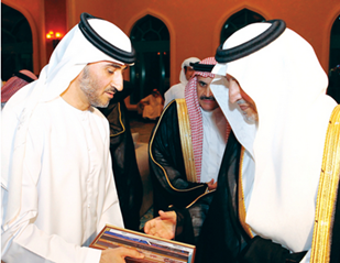 تسلم الأمير خالد الفيصل أمير منطقة مكة، مجموعة الإصدار الأول من مبادرة سمو الشيخ حمدان بن محمد بن راشد آل مكتوم للإبداع الأدبي 