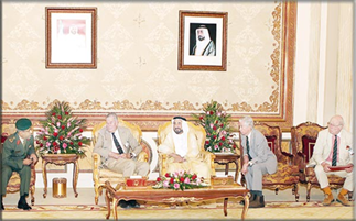 القاسمي يستقبل وفد رابطة كشافة ساحل عُمان ويطلع على نموذج كتاب تاريخي مصور عن الإمارات