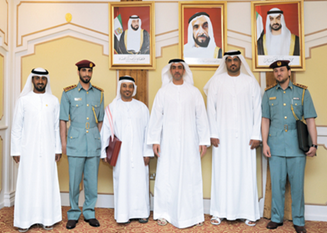 سيف بن زايد يلتقي 5 ضباط حاصلين على شهادات عليا