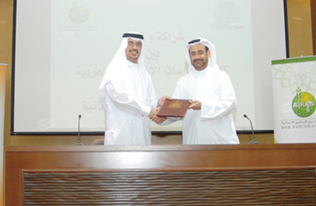 وقعت كلية الدراسات الإسلامية والعربية اتفاقية تعاون مشترك مع مؤسسة دبي الإسلامي الإنسانية التابعة لبنك دبي الإسلامي، لطبع ونشر 10 رسائل ماجستير