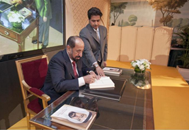 قام صاحب السمو الشيح الدكتور سلطان بن محمد القاسمي عضو المجلس الأعلى حاكم الشارقة بالتوقيع على النسخة الفرنسية من كتابه 