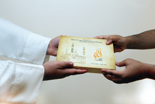 توزيع الحقائب الرمضانية حول العفو والتسامح على المناطق السكنية في إمارة دبي