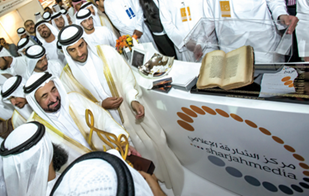 مخطوطة تاريخية إهداء لسلطان القاسمي من «الشارقة الإعلامي»