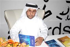 الشاعر الاماراتي إبراهيم محمد يوقع كتابه الفائز بجائزة معرض الشارقة للكتاب