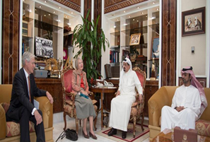 حاكم عجمان يستقبل المؤرخة صاحبة كتاب 