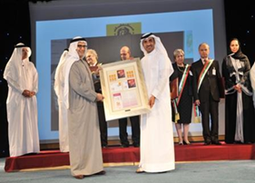 أصدر بريد الإمارات مجموعة من الطوابع البريدية التذكارية بمناسبة احتفالات مؤسسة سلطان بن علي العويس بذكرى مرور خمسة وعشرين عاماً على تأسيسها وإطلاق جائزتها