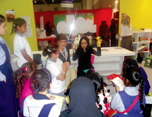 قراءة قصص مترجمة للأطفال في معرض أبوظبي للكتاب