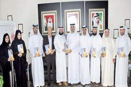 قامت مؤسسة الأوقاف وشؤون القصر بإهداء موظفيها كتاب "ومضات من فكر"