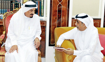 حاكم عجمان يتلقى نسخة من ديوان شعر " وناس " للشاعر الراحل محمد بن سعيد الجراح
