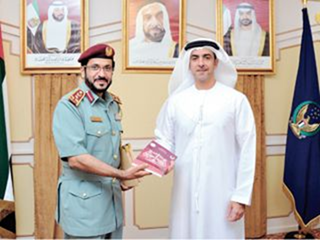 سيف بن زايد يحث الباحثين على مواصلة إعداد دراسات تخدم مجتمع الإمارات