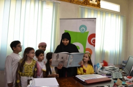 "رؤية الإمارات" توزع كتابا حول حياة القائد المؤسس