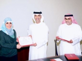 دائرة الثقافة والإعلام في الشارقة تكرم موظفيها الذين شاركوا في إعداد وتنفيذ برنامج الخدمة المكتبية