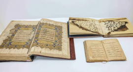 حاكم الشارقة يهدي مجمع القرآن الكريم أربعة مخطوطات لمصاحف نادرة