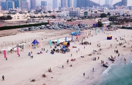 المكتبة الشاطئية المتنقلة تنشر ثقافة حُبّ الكتاب على شاطئ كلباء