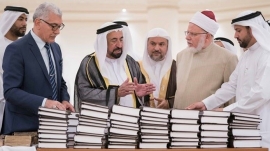 حاكم الشارقة يسلم مخطوطات نادرة للجامعة القاسمية