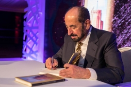 حاكم الشارقة يدشن النسخة الفرنسية من كتابه "تحت راية الاحتلال" في باريس