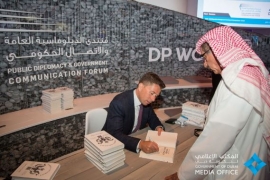 توقيع كتابي " أليستر كامبل " و" توم فليتشر " ضمن منتدى "الدبلوماسية العامة"