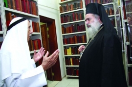 المطران عطا الله حنا يزور مركز جمعة الماجد