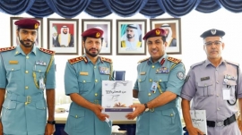 الشامسي يتسلم نسخة من كتاب "من قصتي خذوا العبر" بطريقة "برايل"