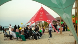 "المكتبة الشاطئية المتنقلة" تحط في الحمرية وتقدم "جرعة ثقافة"