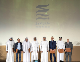 خالد بن محمد بن زايد يكرم الفائزين بجائزة "كنز الجيل" تقديراً لأعمالهم التي أثرت الموروث الشعري النبطي