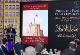حاكم الشارقة يدشن النسخة الإنجليزية من كتاب "تحت راية الاحتلال" في معرض لندن للكتاب