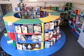 سفارة الدولة تهدى مكتبة جمعية الشباب البقاعي اللبنانية 100 كتاب بمناسبة " عام زايد "