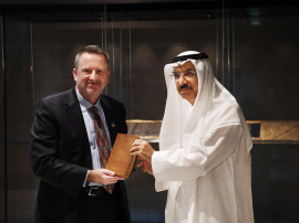 بعثة الولايات المتحدة تهدى مكتبة محمد بن راشد نسخة مترجمة من القرآن الكريم