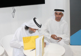 علي أبو الريش يوقع كتابه «إكسبو دبي 2020.. تضامن في الأرض.. عناق في السماء» بجناح «كُتّاب الإمارات»