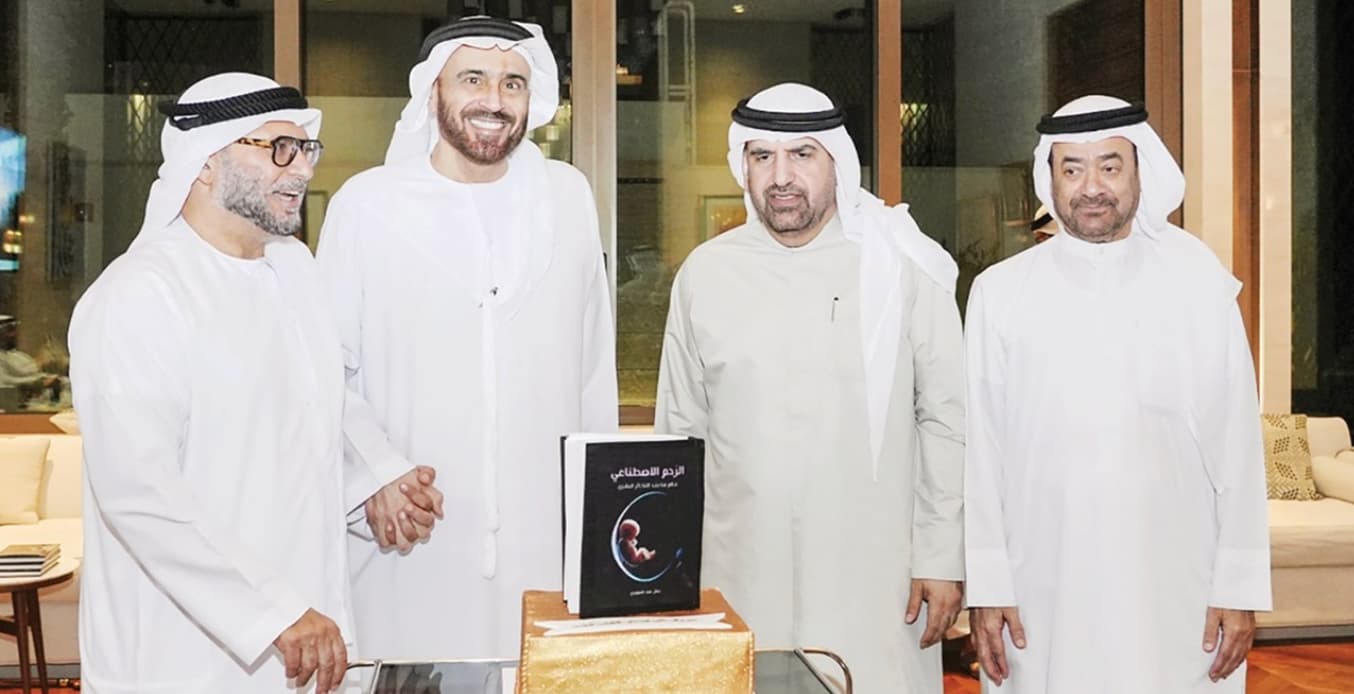 «مجلس أنور قرقاش» ينظّم فعالية توقيع كتاب السويدي «الرحم الاصطناعي..عالم ما بعد التكاثر البشري»