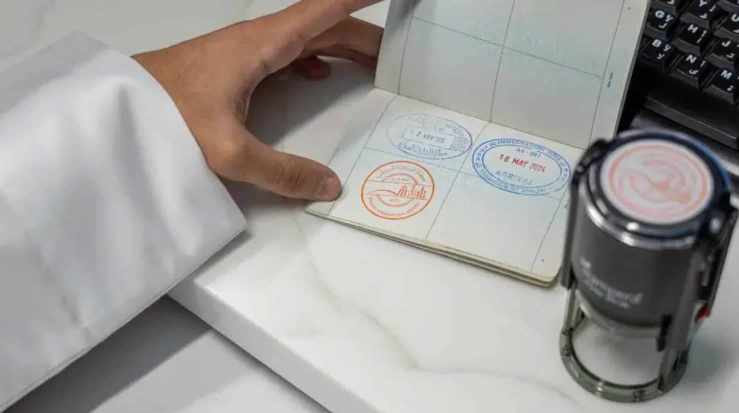 الشارقة تستقبل زوار الإمارات بختم يحمل شعار المعرض الدولي للكتاب