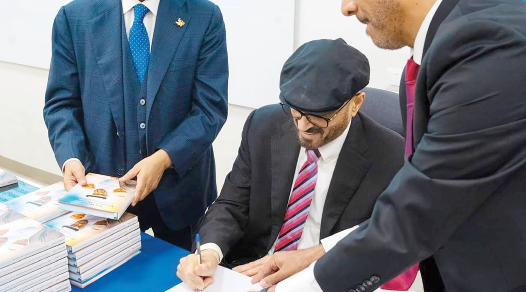 جامعة كاتوليكا الإيطالية تحتضن توقيع كتابين للدكتور جمال سند السويدي