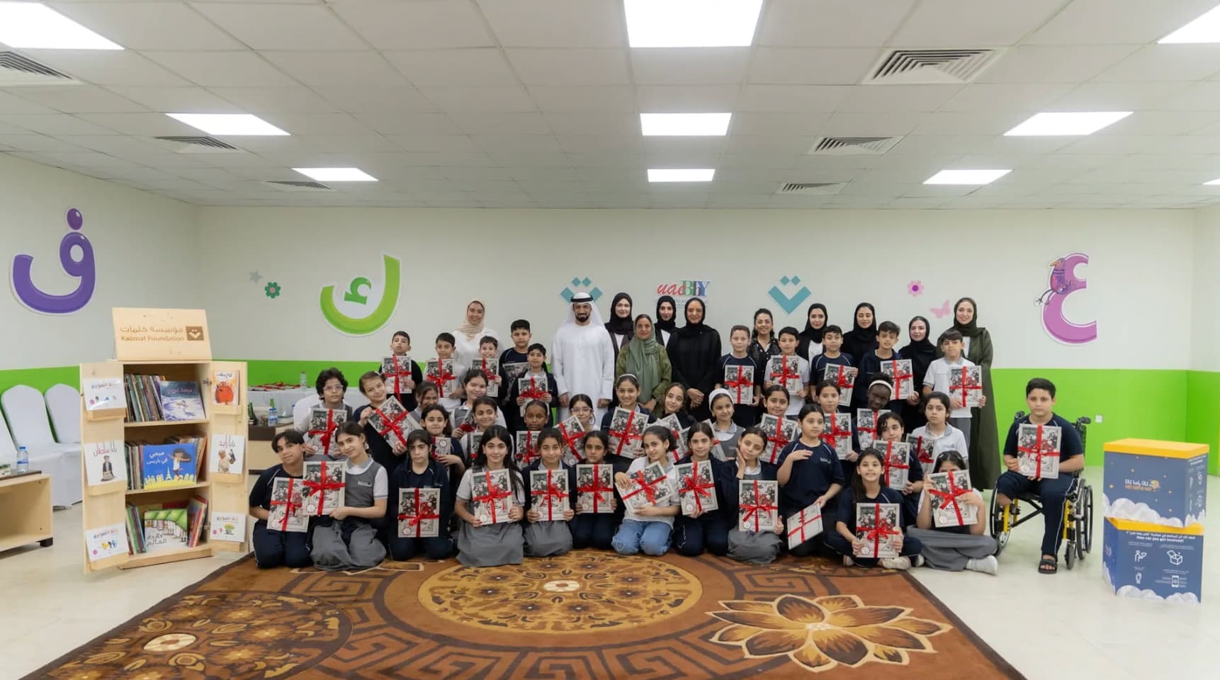 كلمات و"كتب اليافعين" تهديان 350 كتاباً لأطفال "الإمارات الإنسانية"
