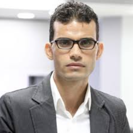 أحمد إبراهيم الشريف