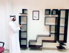 مكتبة على شكل “اقرأ”