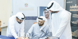 جامعة خليفة تنظم قراءة وتوقيع كتاب «الهُويّة الوطنيّة في دولة الإمارات» لجمال السويدي