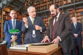 حاكم الشارقة يزور المكتبة الأركادية في لندن ويطلع على أهم مقتنياتها من الكتب والمخطوطات