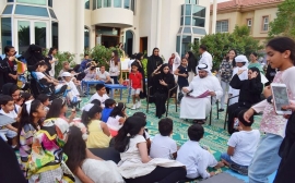 حسين الجسمي يزور ويقرأ قصص لأطفال أصحاب همم