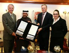 تسلم المركز الوطني للوثائق والبحوث النسخة الأصلية من إتفاقية إنشاء مطار البطين و جسر المقطع في أبوظبي