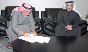 وقع سعادة جمعة القبيسي مدير دار الكتب الوطنية في هيئة أبوظبي للثقافة والتراث والباحث الصحفي عبدالله عبدالرحمن إتفاقا بشأن توثيق تجربته المعروفة بفنجان قهوة " الإمارات في ذاكرة أبنائها " التي التي جمع أحداثها وقدمها خلال عقد ثمانينات القرن الماضي